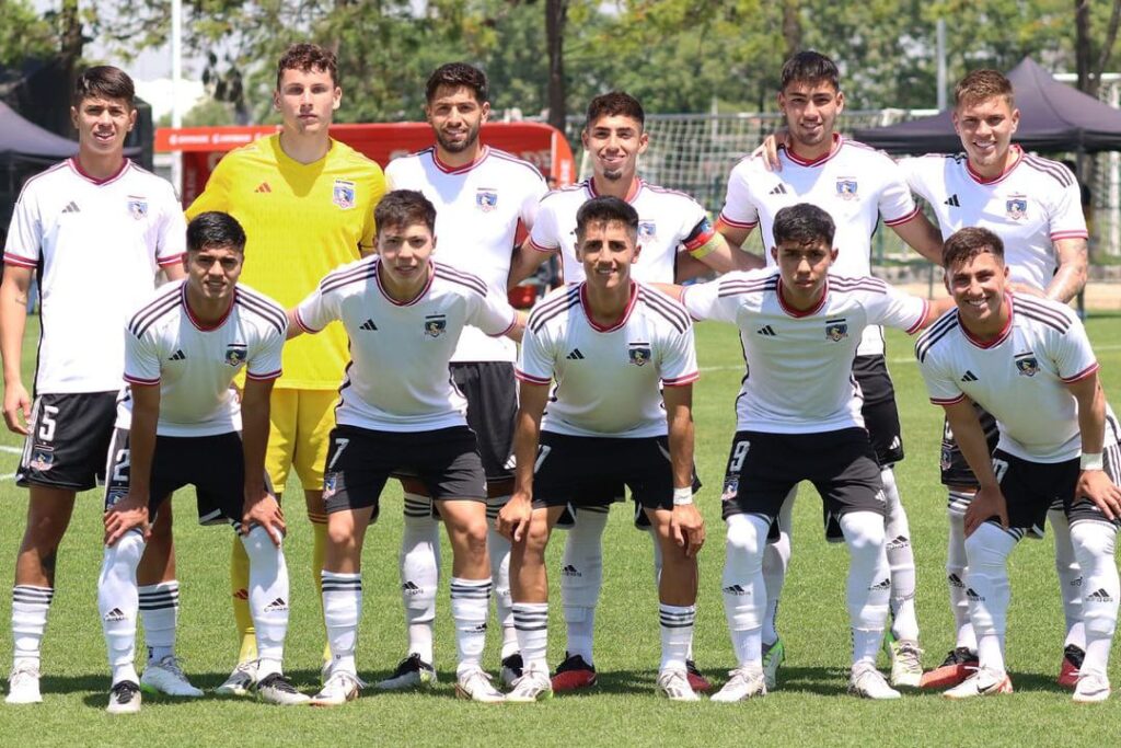 Formación de Colo-Colo Proyección frente a Santiago Wanderers en una cancha de entrenamiento del Estadio Monumental.