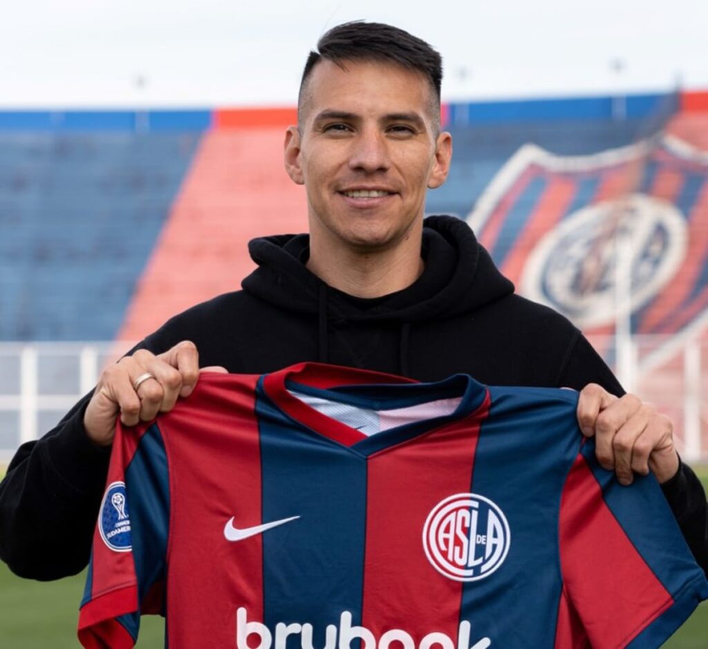 Carlos Auzqui durante su presentación como nuevo refuerzo de San Lorenzo.