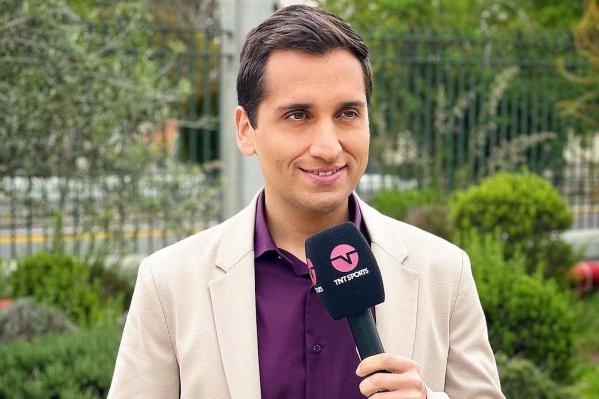 Matías Moya con camisa y chaqueta sosteniendo un micrófono de TNT Sports.