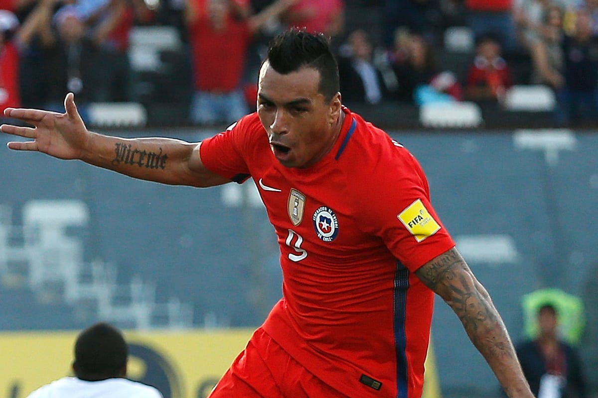 Esteban Paredes celebrando un gol Selección Chilena frente a Venezuela en el Estadio Monumental.
