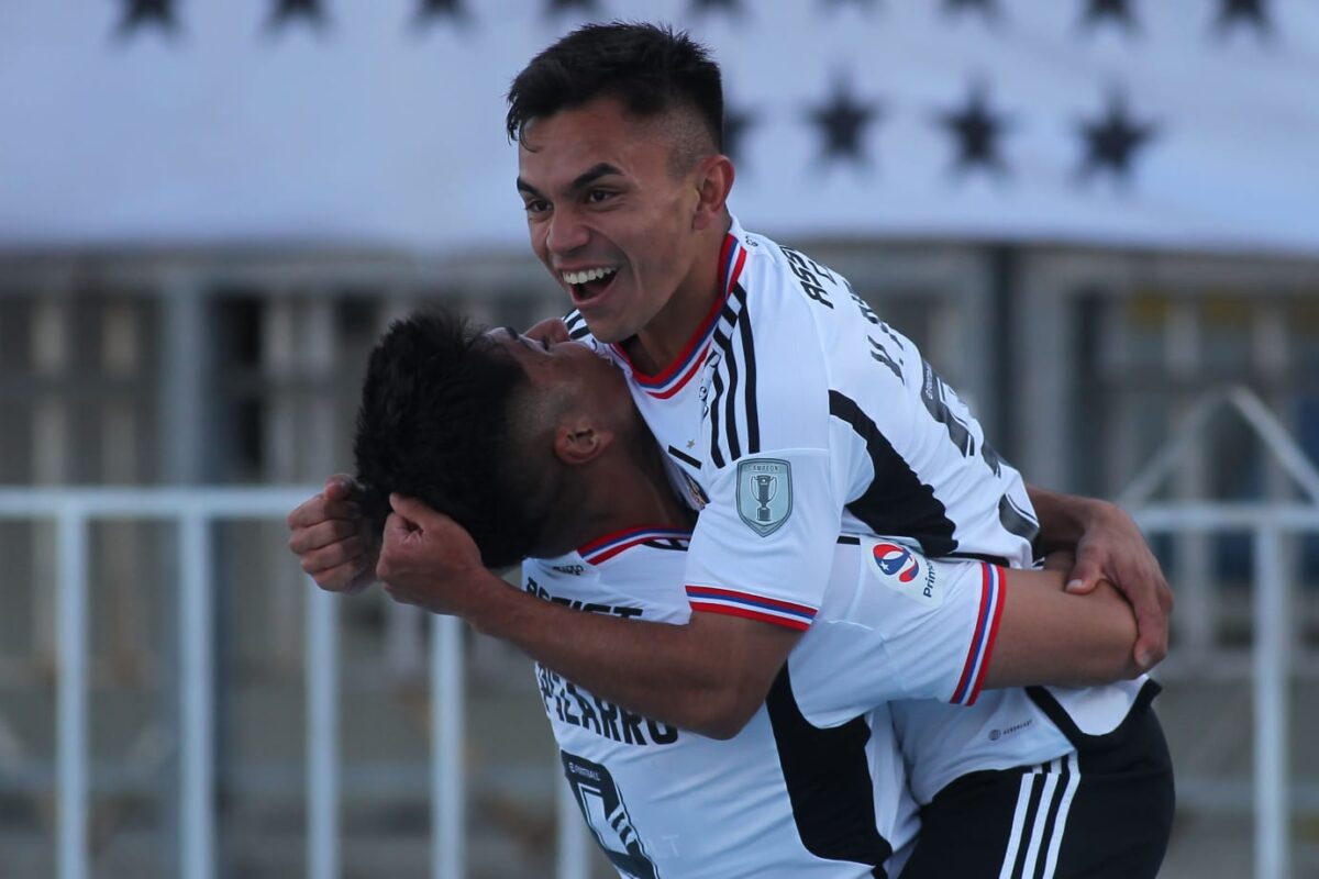 Vicente Pizarro abrazando a Damián Pizarro mientras celebran el gol de Colo-Colo frente a Magallanes.