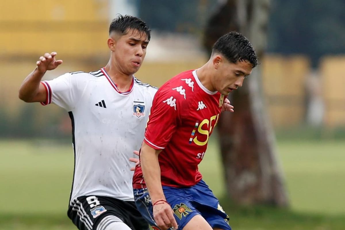 Cristián Alarcón marcando a un jugador de Unión Española con la camiseta de Colo-Colo Proyección.