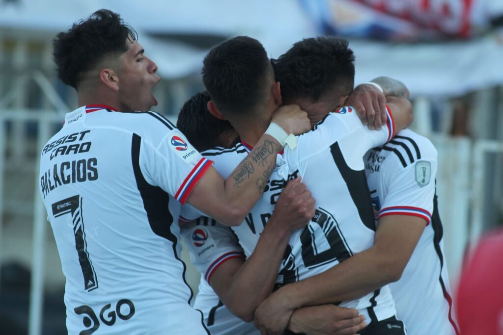 Jugadores de Colo-Colo celebrando el gol de Vicente Pizarro.