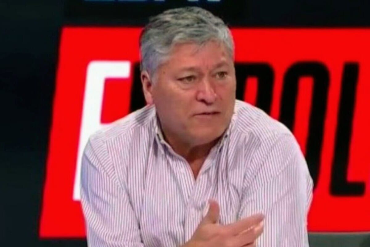 Primer plano a Patricio Yáñez con cara de fastidio en el panel de ESPN.
