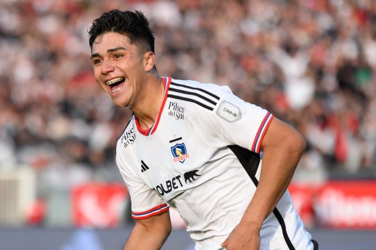 Primer plano a Damián Pizarro celebrando con una sonrisa su gol con Colo-Colo frente a Unión la Calera.