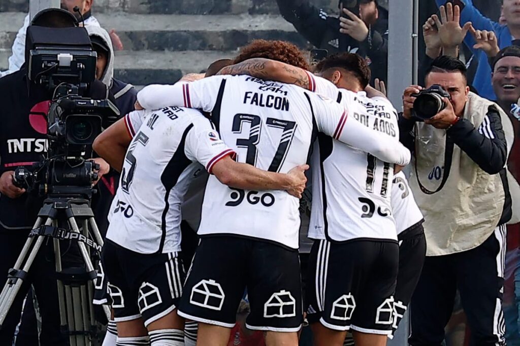 Plantel de Colo-Colo celebrando un gol frente a Unión la Calera.