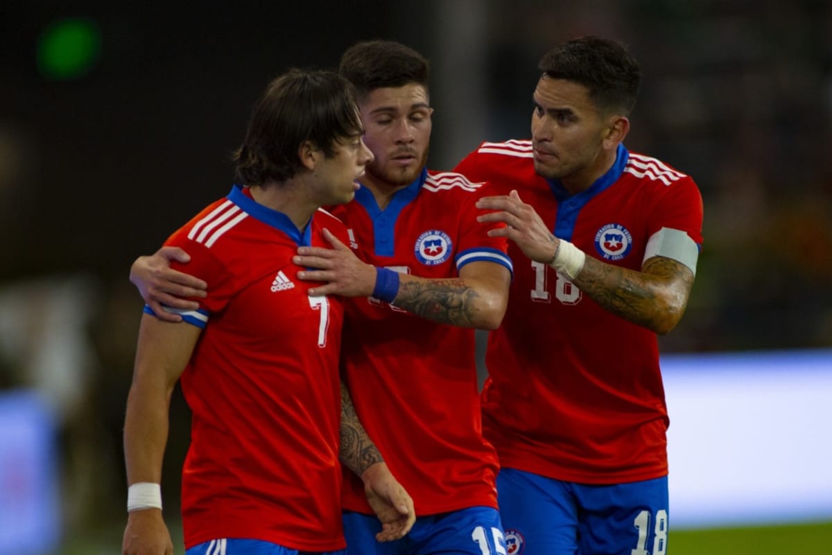 Joaquín Montecinos con la camiseta de la Selección Chilena celebrando un gol junto al resto de sus compañeros.
