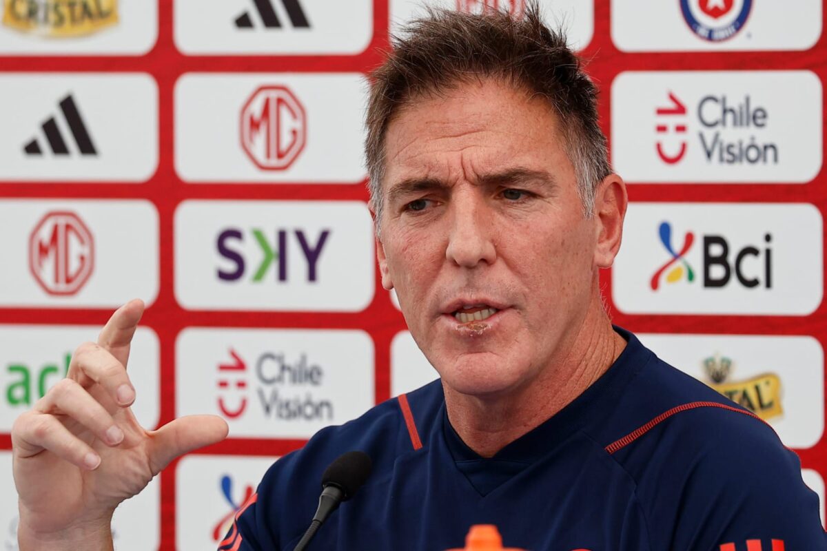 Primer plano a Eduardo Berizzo mientras realiza un gesto con su mano.