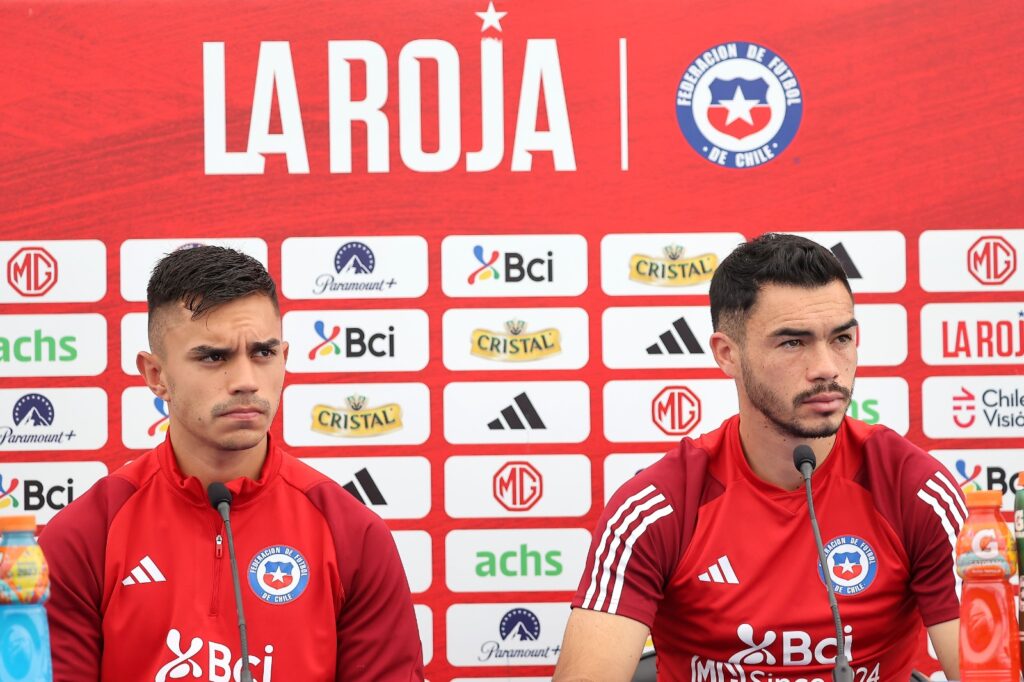 Gabriel Suazo y Vicente Pizarro durante una conferencia de prensa de la Selección Chilena.