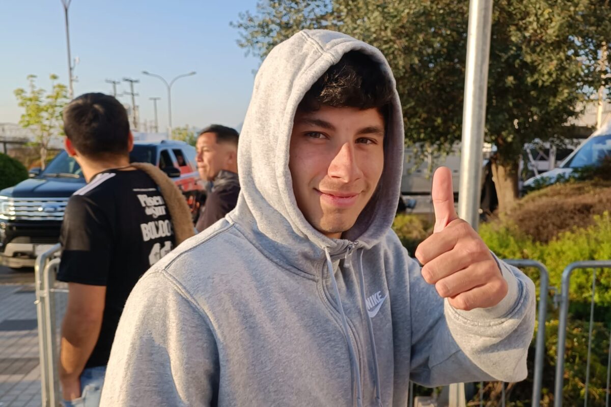 Alexander Oroz sonriendo con un dedo arriba en el Estadio Monumental.