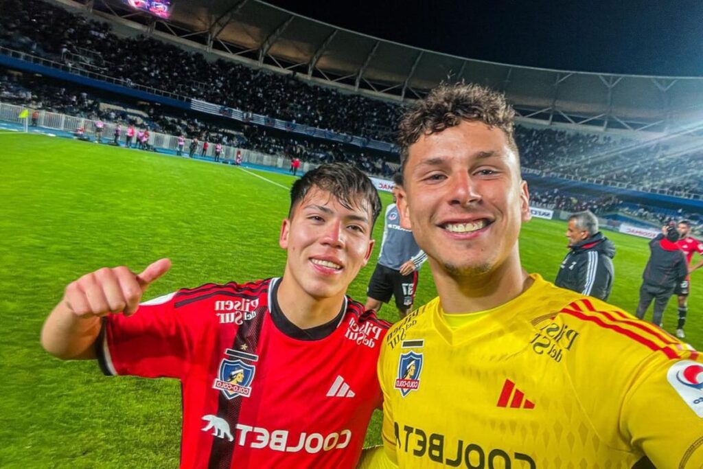 Selfie en el campo de juego de Leandro Hernández y Martín Ballesteros con indumentaria de Colo-Colo tras disputar su primer partido con el plantel de honor, en el Estadio Ester Roa Rebolledo de Concepción.