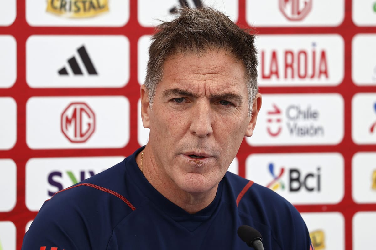 Primer plano de Eduardo Berizzo durante una conferencia de prensa de la Selección Chilena.