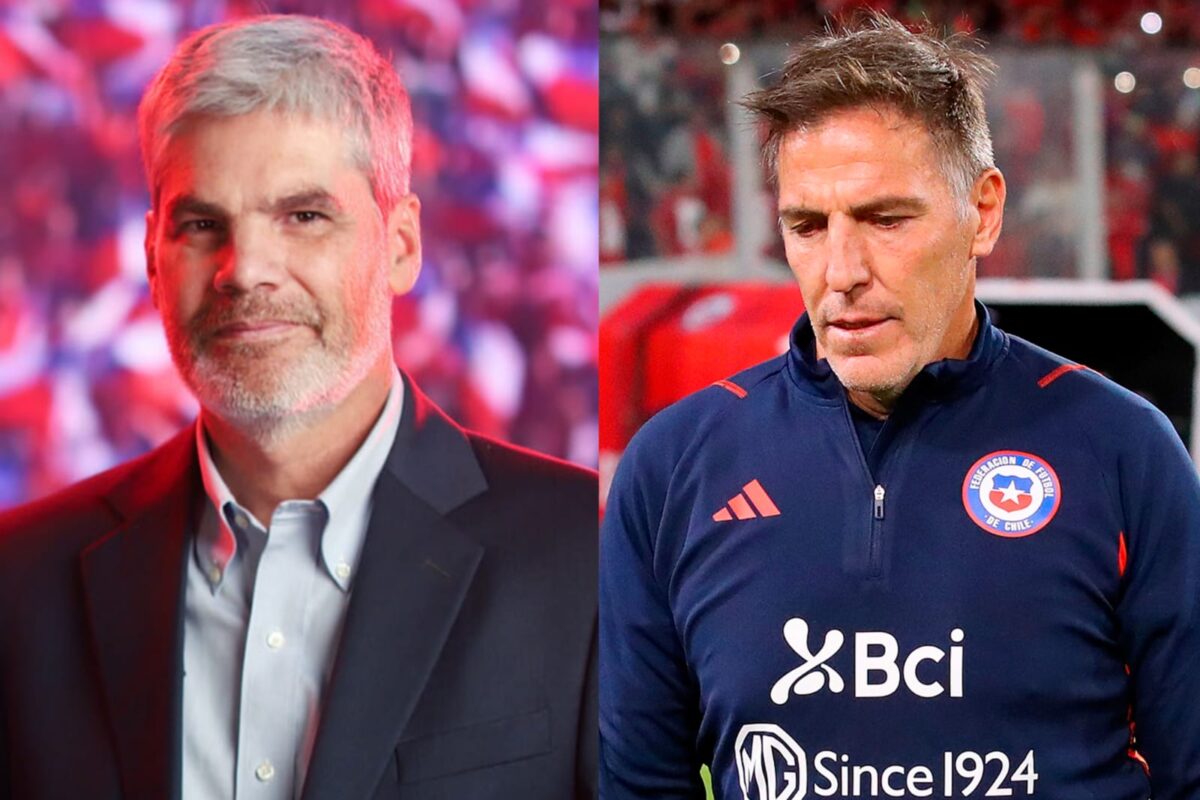 Primer plano a Juan Cristóbal Guarello sonriendo y Eduardo Berizzo con indumentaria de la Selección Chilena