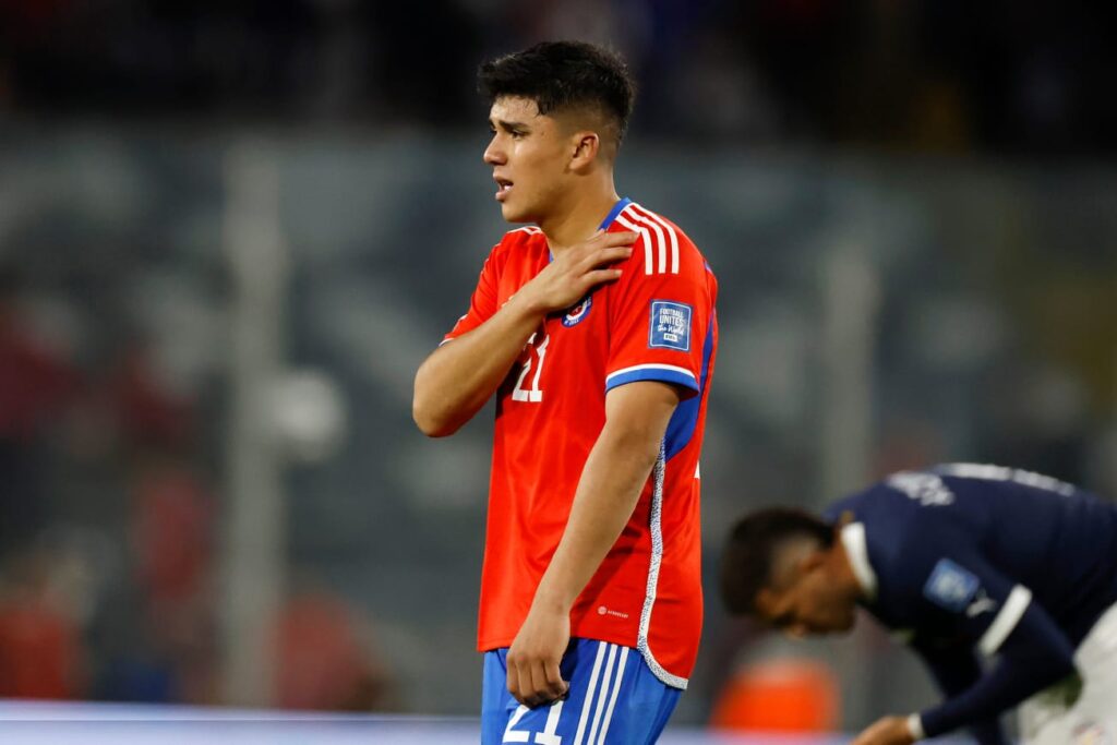 Primer plano a Damián Pizarro con dolores en su hombro por la lesión sufrida con la Selección Chilena.
