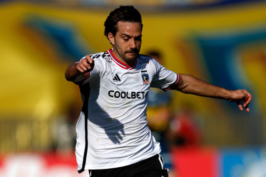 Primer plano a Agustín Bouzat conduciendo el balón con camiseta de Colo-Colo en el Estadio Sausalito de Viña del Mar.