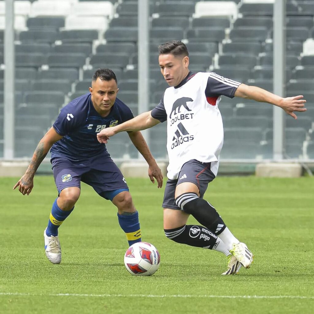 Óscar Opazo dominando el balón en el partido amistoso de Colo-Colo vs Everton en el Estadio Monumental.