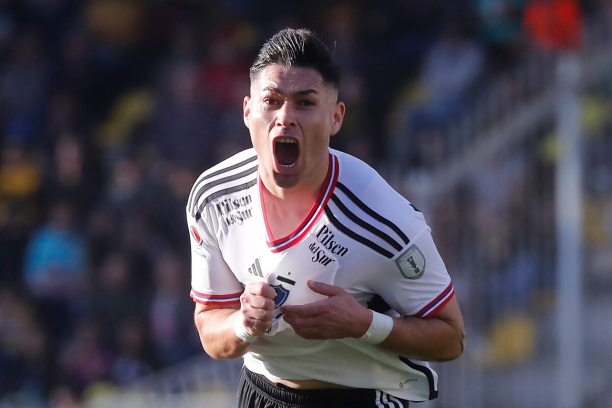 Primer plano a Óscar Opazo celebrando su primer gol en su retorno a Colo-Colo.