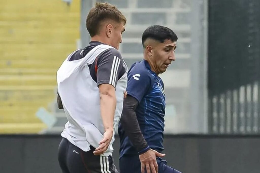 Bryan Soto y Lucas Soto disputando un balón durante el partido de Colo-Colo vs Everton.