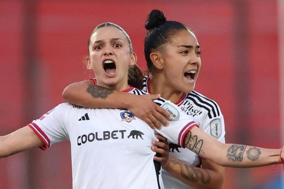 Isidora Olave celebrando su golazo ante la Universidad de Chile, junto a Michelle Olivares, durante un partido de Colo-Colo Femenino en el Estadio Santa Laura.