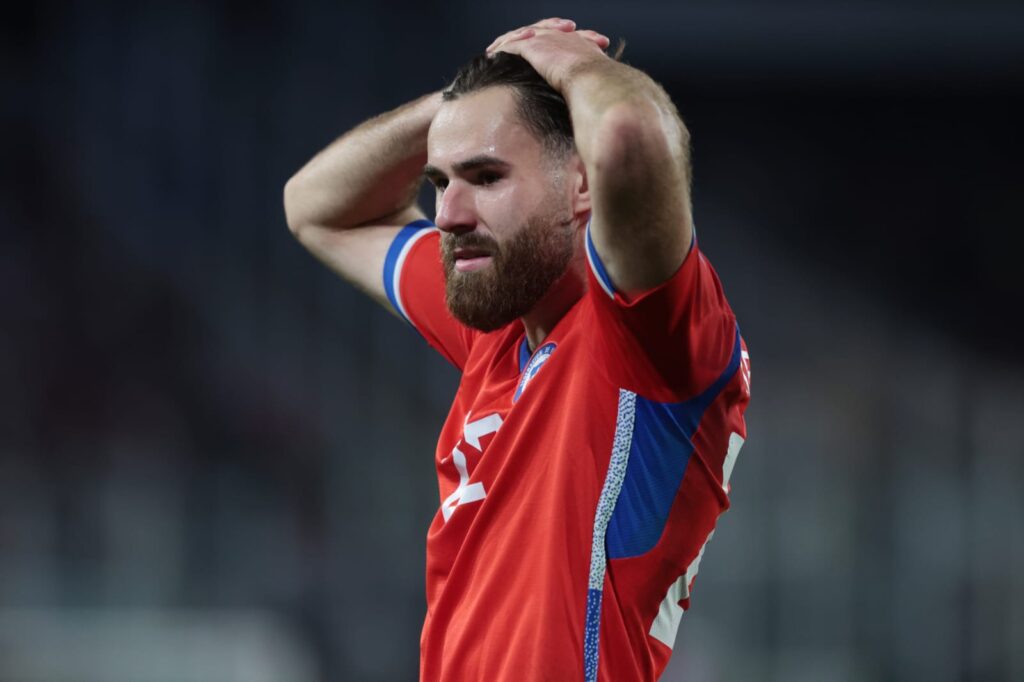 Ben Brereton con camiseta de la Selección Chilena lamentándose con las manos en la cabeza.
