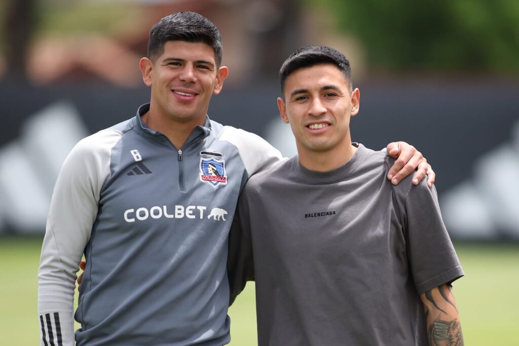 Primer plano a Esteban Pavez con indumentaria del Cacique y Claudio Baeza durante un entrenamiento en el Estadio Monumental.