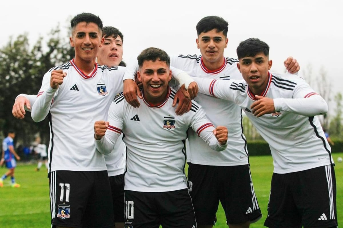 Jugadores de Colo-Colo Proyección celebrando un gol ante la Universidad de Chile.