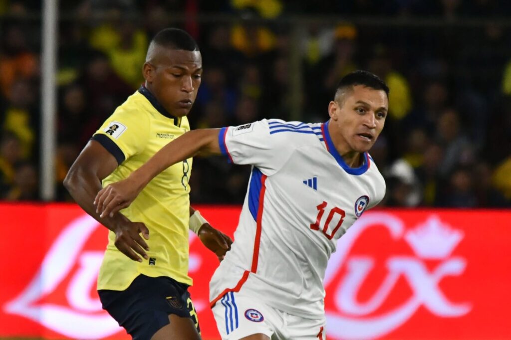 Alexis Sánchez disputando un balón en el partido de la Selección Chilena frente a Ecuador.