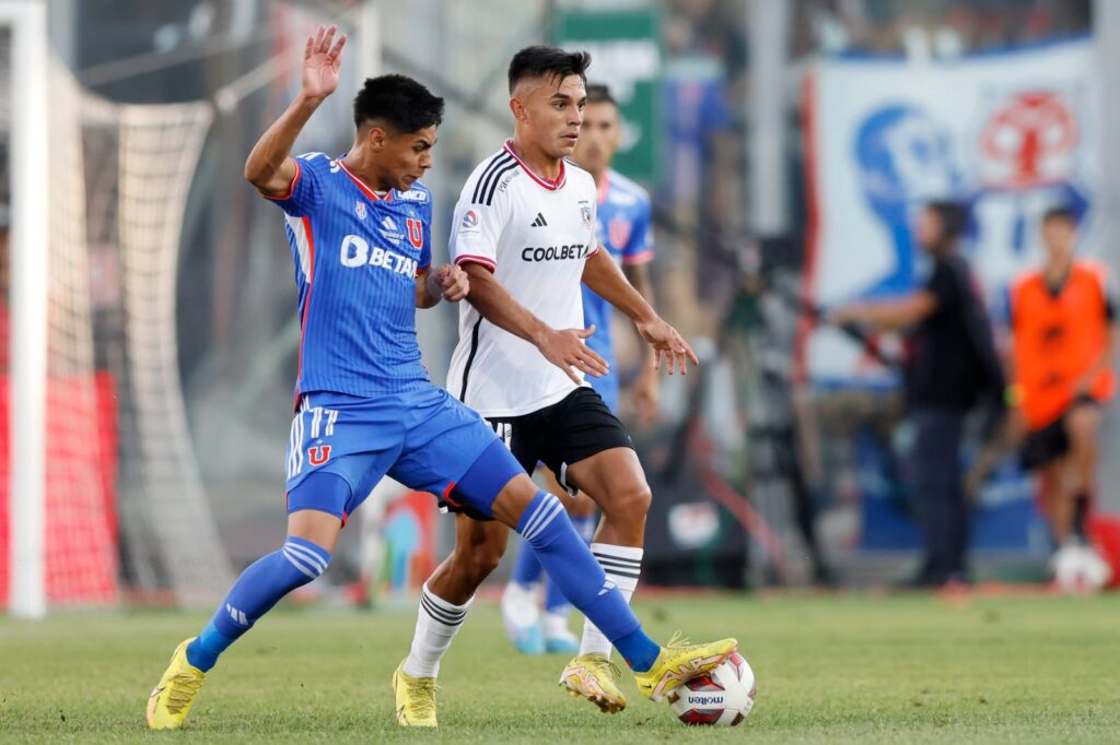 Vicente Pizarro y Daío Osorio disputando un balón durante un partido de Colo-Colo frente a la Universidad de Chile.