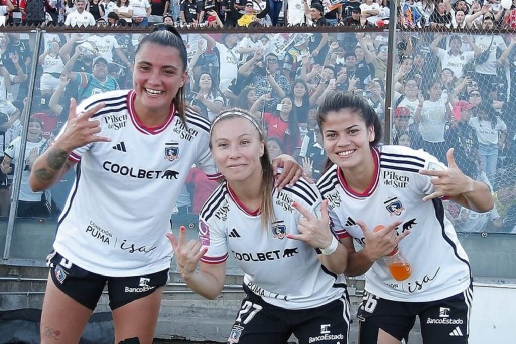 Marío José Urrutia, Yanara Aedo y Dahiana Bogarín tras un triunfo de Colo-Colo Femenino.