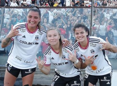 Marío José Urrutia, Yanara Aedo y Dahiana Bogarín tras un triunfo de Colo-Colo Femenino.