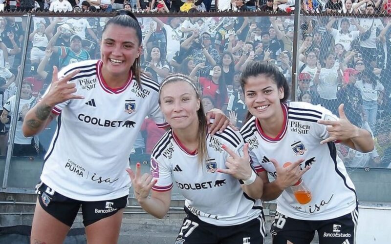 Marío José Urrutia, Yanara Aedo y Dahiana Bogarín tras un triunfo de Colo-Colo Femenino.