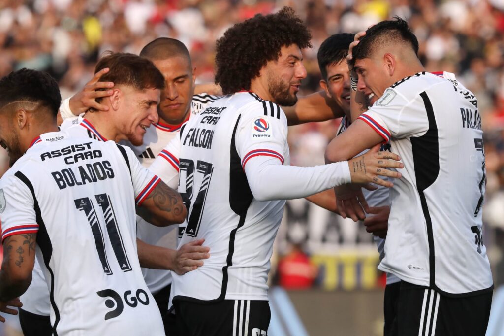 Marcos Bolados, Leonardo Gil, Leandro Benegas, Maximiliano Falcón, Esteban Pave y Carlos Palacios celebrando un gol en un partido de Colo-Colo.