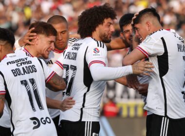 Marcos Bolados, Leonardo Gil, Leandro Benegas, Maximiliano Falcón, Esteban Pave y Carlos Palacios celebrando un gol en un partido de Colo-Colo.