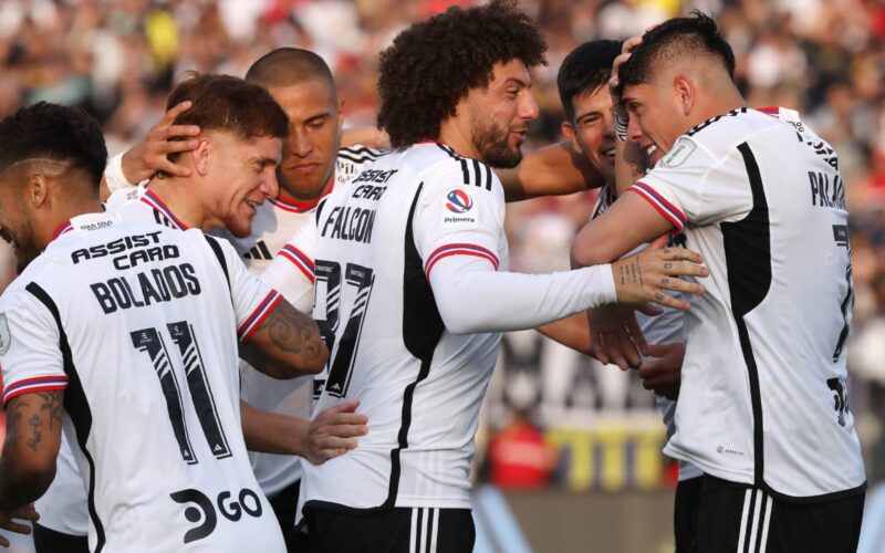 Marcos Bolados, Leonardo Gil, Leandro Benegas, Maximiliano Falcón, Esteban Pave y Carlos Palacios celebrando un gol en un partido de Colo-Colo.