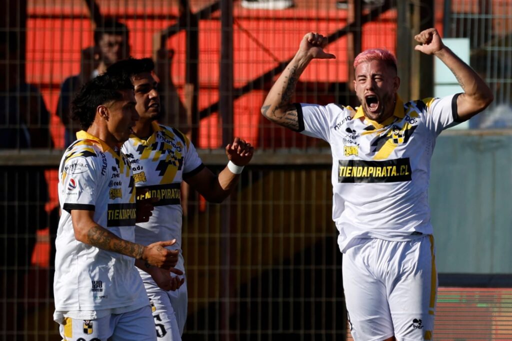 Rodrigo Holgado celebrando su gol con Coquimbo Unido a la Universidad de Chile.