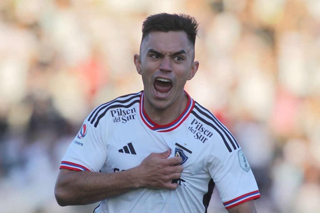 Primer plano a Vicente Pizarro celebrando un gol con la camiseta de Colo-Colo.