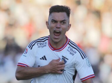 Primer plano a Vicente Pizarro celebrando un gol con la camiseta de Colo-Colo.
