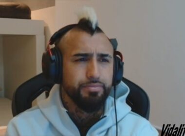 Primer plano a Arturo Vidal durante una transmisión de Twitch.
