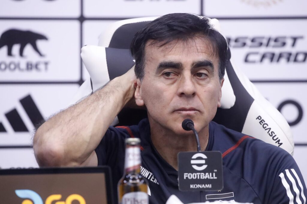 Primer plano a Gustavo Quinteros con una mano detrás de la cabeza durante una conferencia de prensa en el Estadio Monumental.
