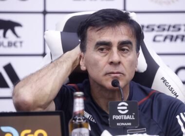 Primer plano a Gustavo Quinteros con una mano detrás de la cabeza durante una conferencia de prensa en el Estadio Monumental.