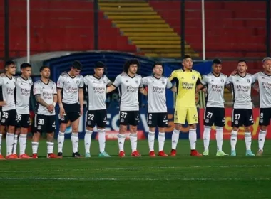 Plantel de Colo-Colo formado en el Estadio Santa Laura con la camiseta conmemorativa por los 30 años de la obtención de la Copa Libertadores 1991.