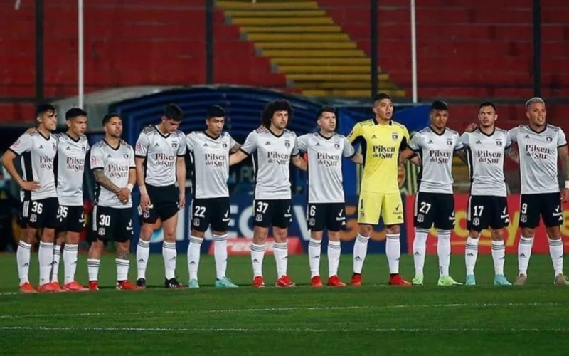 Plantel de Colo-Colo formado en el Estadio Santa Laura con la camiseta conmemorativa por los 30 años de la obtención de la Copa Libertadores 1991.