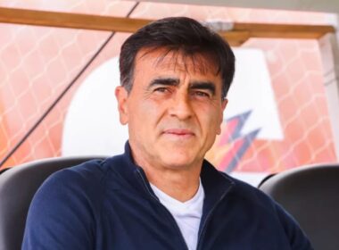Primer plano al rostro de Gustavo Quinteros con cara de seriedad.