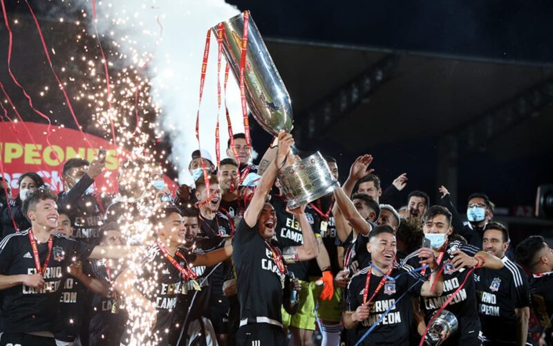 Colo-Colo celebrando la obtención de la Copa Chile en la temporada 2021.
