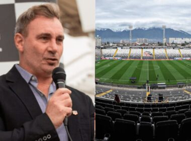 Primer plano a Marcelo Barticciotto hanlando con un micrófono y el Estadio Monumental