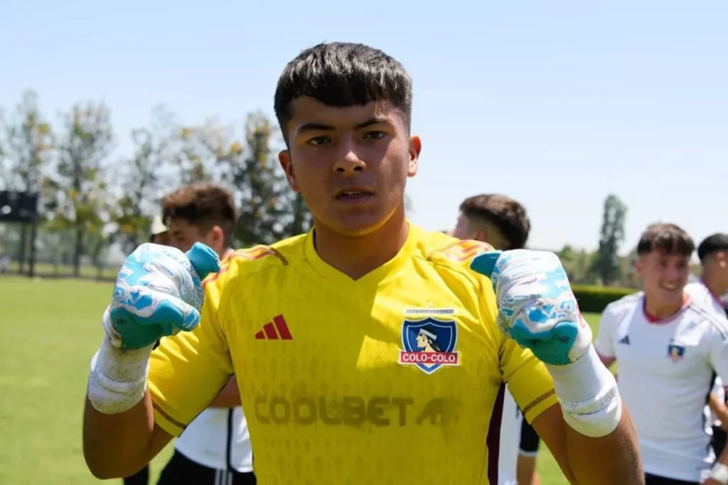 Ricardo Rivera celebrando el triunfo sobre Universidad de Chile en los Playoffs del Campeonato Nacional Sub-17.