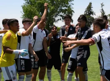 Plantel de Colo-Colo Sub-17 celebrando el triunfo sobre la Universidad de Chile en los Playoffs del fútbol joven.