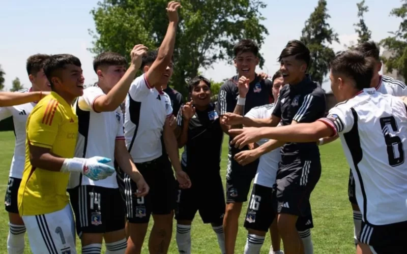 Plantel de Colo-Colo Sub-17 celebrando el triunfo sobre la Universidad de Chile en los Playoffs del fútbol joven.