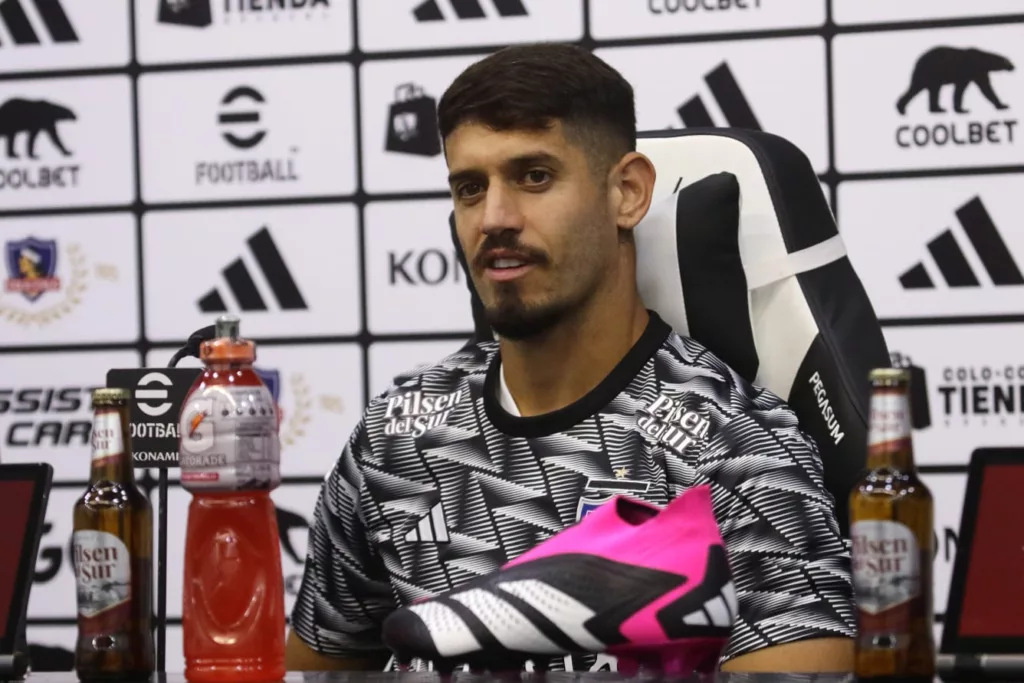 Matías de los Santos sonriendo durante la conferencia de prensa en su presentación con Colo-Colo.