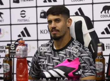 Matías de los Santos sonriendo durante la conferencia de prensa en su presentación con Colo-Colo.